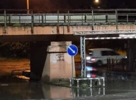 В Ужгороді нічна злива знову підтопила залізничний переїзд