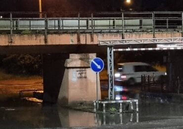 В Ужгороді нічна злива знову підтопила залізничний переїзд