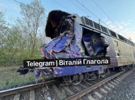 Потяг Київ–Ужгород зійшов з колії після зіткнення з автокраном