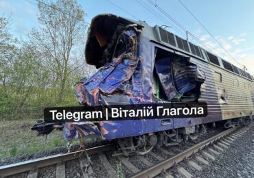 Потяг Київ–Ужгород зійшов з колії після зіткнення з автокраном