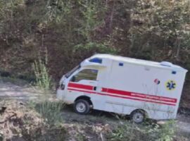 На Рахівщині медики транспортували пацієнтку гірською стежкою через небезпечний міст