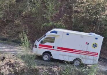На Рахівщині медики транспортували пацієнтку гірською стежкою через небезпечний міст