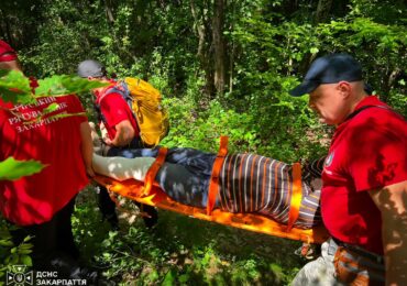 На Закарпатті рятувальники евакуювали з лісу травмованого мотоцикліста