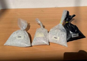 На кордоні з Угорщиною в автобусі виявили 20 кілограмів металу, схожого на срібло