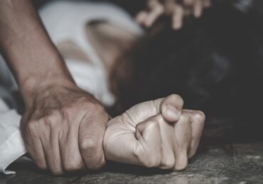 На Мукачівщині поліція затримала зловмисника, який підозрюється у зґвалтуванні неповнолітньої дитини та інших тяжких злочинах