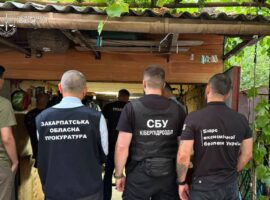 У гаражі на Закарпатті штампували фальшиві права та документи з печатками держорганів
