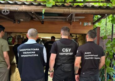 У гаражі на Закарпатті штампували фальшиві права та документи з печатками держорганів