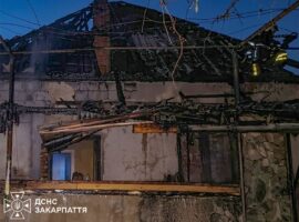 На Хустщині під час пожежі рятувальники врятували житловий будинок від повного знищення