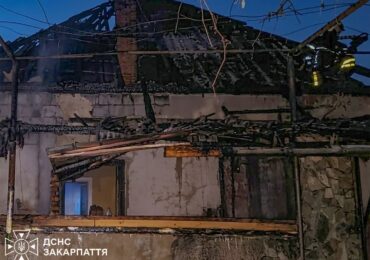 На Хустщині під час пожежі рятувальники врятували житловий будинок від повного знищення