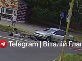В Ужгороді автомобіль збив двох дівчат на електросамокаті