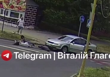В Ужгороді автомобіль збив двох дівчат на електросамокаті