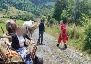 На Закарпатті медики кілометр йшли пішки та евакуювали травмовану жінку на конях