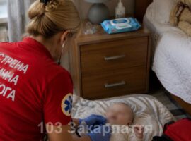 В Ужгороді 8-місячний хлопчик упав із тумбочки та травмував голову