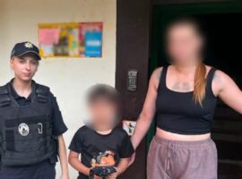 В Ужгороді патрульні допомогли хлопчику, який не міг зв’язатися з мамою