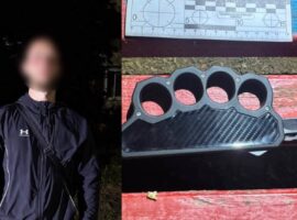 У Мукачеві чоловік порушував порядок і мав при собі предмет, схожий на холодну зброю