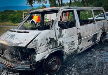 Водій помітив дим з-під капота: на Закарпатті спалахнув мікроавтобус