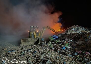 У Берегові другу добу ліквідовують займання на сміттєзвалищі
