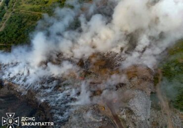 У Берегові рятувальники продовжують ліквідовувати пожежу на сміттєзвалищі