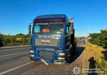 Поблизу Нижнього Солотвина вантажівка збила пішохода: чоловік помер у лікарні