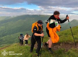 На Рахівщині турист із Києва травмував плече під час спуску до озера Ворожеска