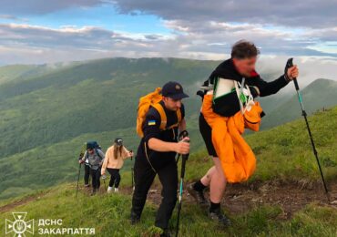 На Рахівщині турист із Києва травмував плече під час спуску до озера Ворожеска