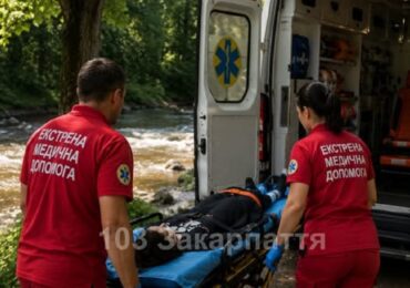 На Свалявщині 17-річна дівчина впала з дерева у річку та зламала ногу