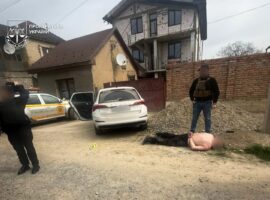 На Закарпатті судитимуть чоловіка, який викрав знайому з дитиною та поранив правоохоронців під час затримання