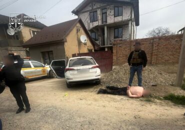 На Закарпатті судитимуть чоловіка, який викрав знайому з дитиною та поранив правоохоронців під час затримання