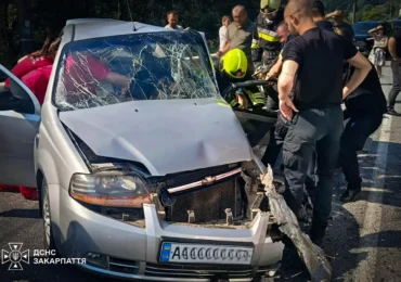 У Перечині після ДТП рятувальники деблокували водія з понівеченого авто