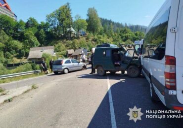 На Хустщині зіткнулися легковик, УАЗ і мікроавтобус: 13 постраждалих, серед них діти