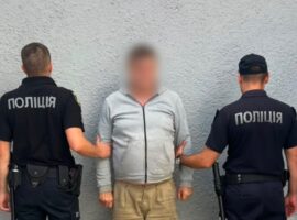 На Хустщині чоловік вдарив односельця ножем у живіт: нападника затримали