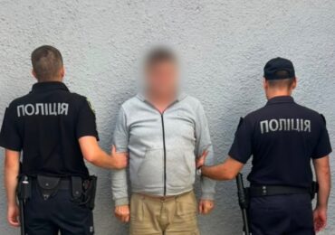 На Хустщині чоловік вдарив односельця ножем у живіт: нападника затримали