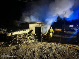 У Хусті рятувальники загасили пожежу в складській споруді
