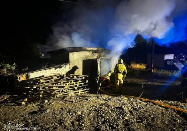 У Хусті рятувальники загасили пожежу в складській споруді