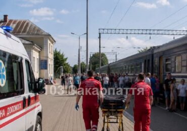 На Виноградівщині жінка з 9-річним сином вистрибнули з поїзда під час руху