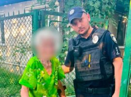В Ужгороді патрульні допомогли літній жінці повернутися додому