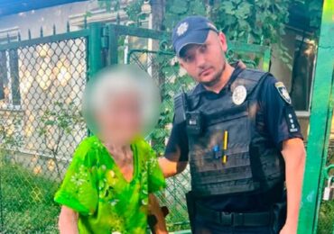 В Ужгороді патрульні допомогли літній жінці повернутися додому