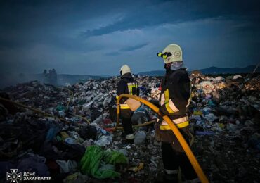 Рятувальники ліквідували пожежу на сміттєзвалищі у Хустському районі