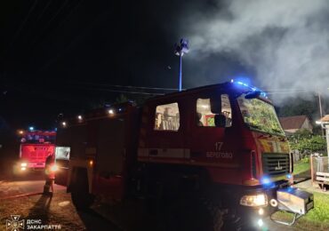 На Берегівщині вночі горіла літня кухня: будинок вдалося врятувати