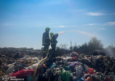 На Тячівщині рятувальники ліквідували пожежу на сміттєсортувальному майданчику