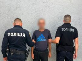 На Хустщині чоловік жорстоко побив 74-річну матір: його взяли під варту