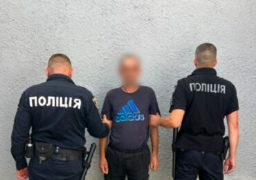 На Хустщині чоловік жорстоко побив 74-річну матір: його взяли під варту
