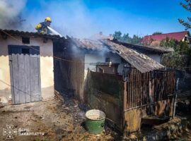 У селі Косонь горіла надвірна споруда: житловий будинок вдалося врятувати