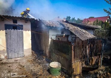 У селі Косонь горіла надвірна споруда: житловий будинок вдалося врятувати