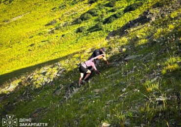 На Рахівщині рятувальники знайшли двох туристів, які заблукали в горах