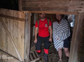 На Тячівщині рятувальники знайшли туристку, яка заблукала біля карстової печери