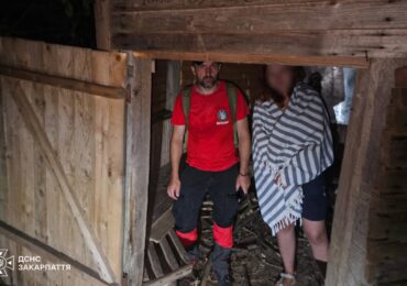 На Тячівщині рятувальники знайшли туристку, яка заблукала біля карстової печери