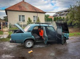 На Ужгородщині рятувальники врятували автомобіль від повного знищення