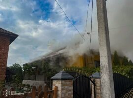 На Берегівщині пожежа охопила прибудову та частину даху будинку
