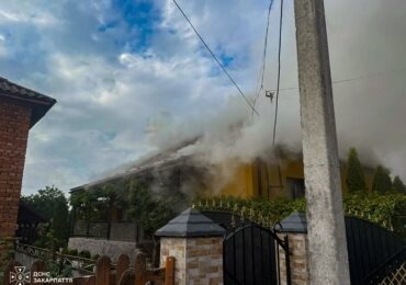 На Берегівщині пожежа охопила прибудову та частину даху будинку